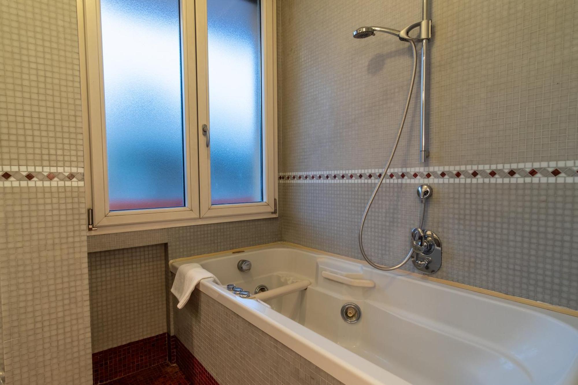 Attic With Terrace And Jacuzzi - Luxury Apartment Rom Eksteriør billede